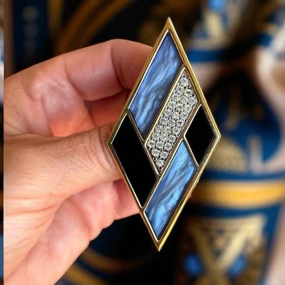 YVES SAINT LAURENT Elegant Geometric Brooch with Crystals - Picture 6 of 13